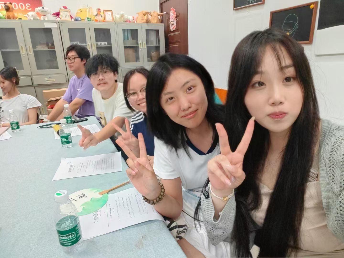 和团队在讨论项目方案
